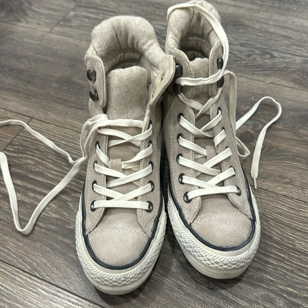 Converse gray high top worn a handful of times in great condition size 5.5